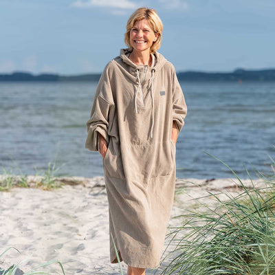 Sandfarvet Skagen badeponcho – del af sættet