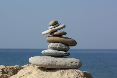 Lag strandkunst - Følg de 7 punktene og lag ditt eget steintårn